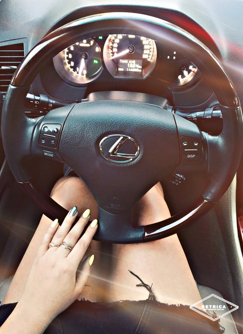 Девушка за рулем Lexus