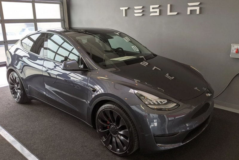 Кроссовер Tesla model y
