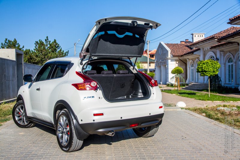 Nissan Juke White Pearl "Beetle"➀.➅ⓛ и BMW 5 Series 3.0l Diesel'ok