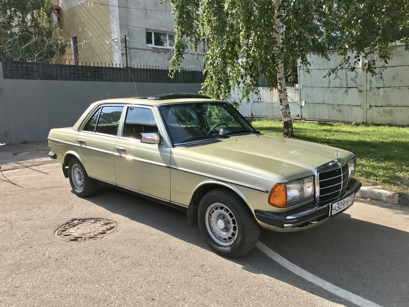 W123 Mercedes 230 1974