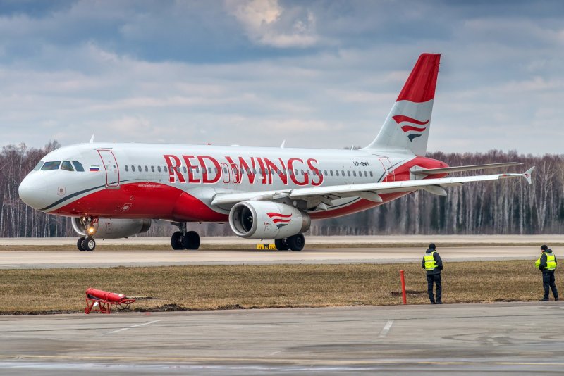 Boeing 737 Red Wings