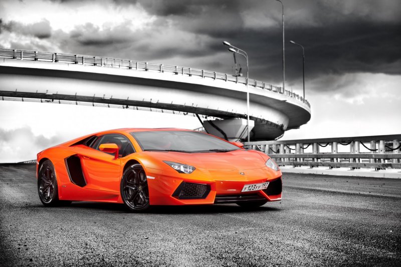 Оранжевого спорткара Lamborghini Aventador LP 700-4