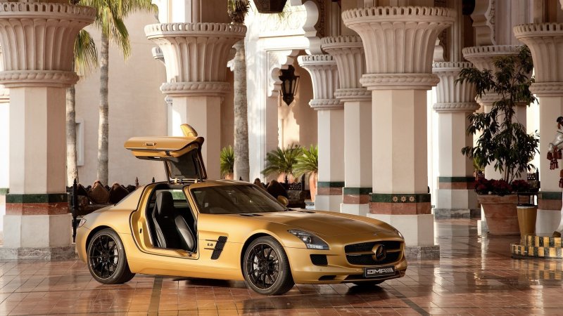 Золотой Mercedes-Benz SLS AMG.