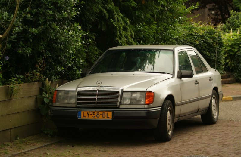 Мерседес 200 1985