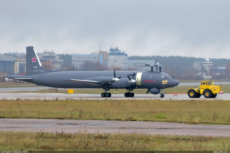 Противолодочный самолет ил-38 и Орион