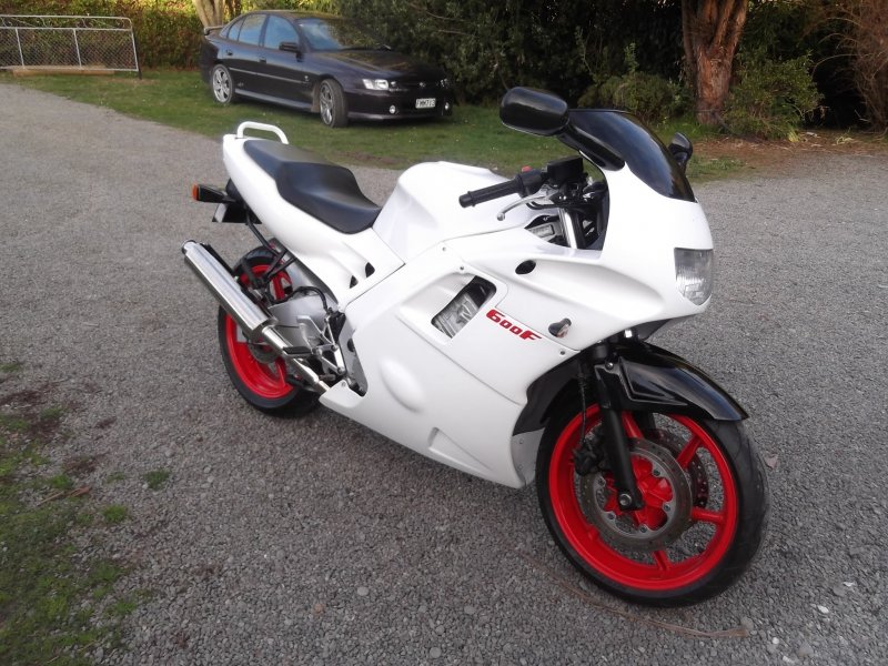 Honda CBR 600 f2 белая