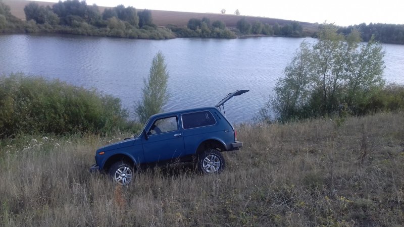 Нива 2121 с прицепом на рыбалке