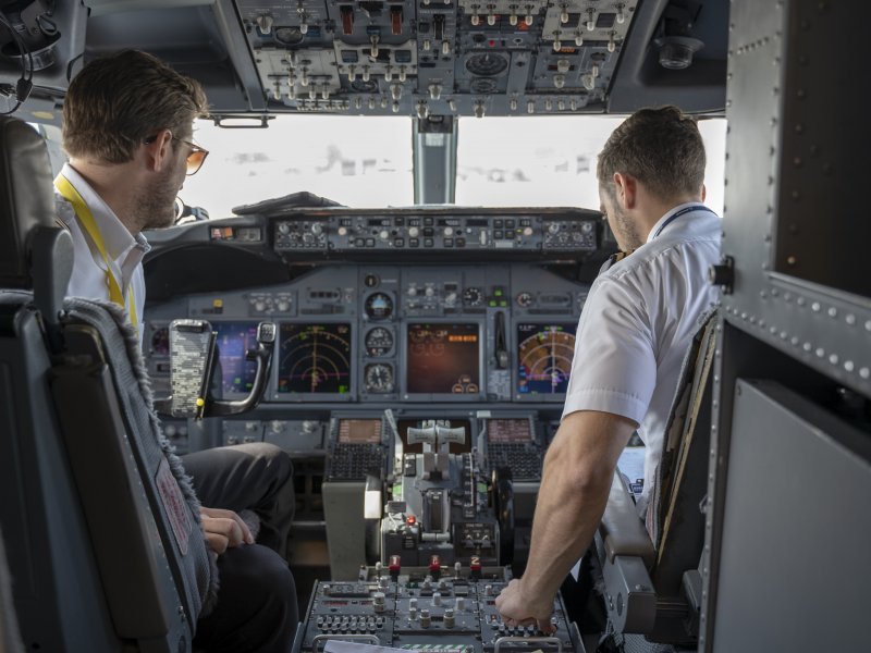 SSJ 100 кабина