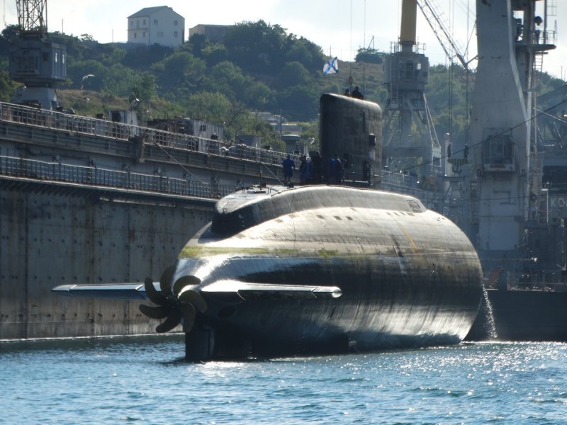 Командир подводной лодки подводник на верхней палубе