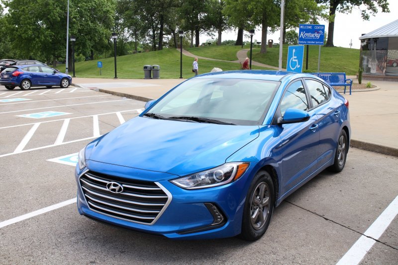 Hyundai Elantra 2020 синий