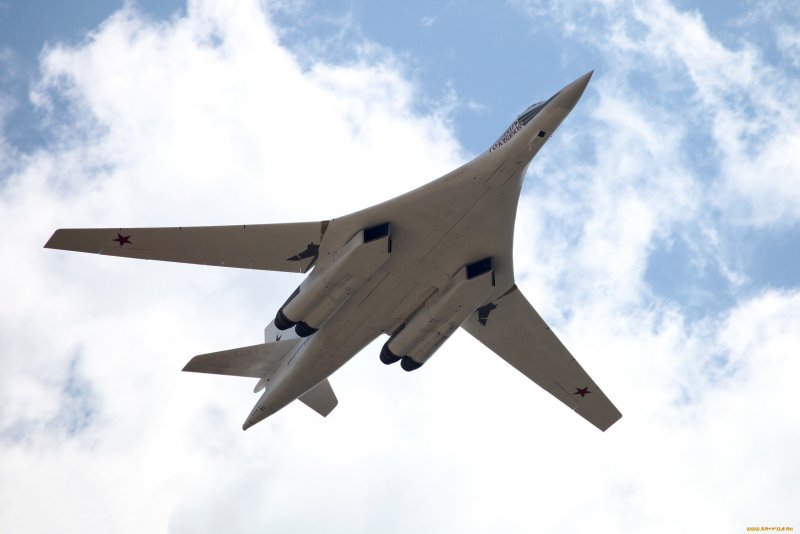 Стратегический сверхзвуковой ракетоносец-бомбардировщик ту-160