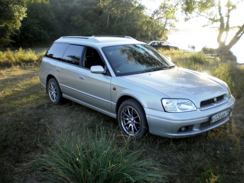 Subaru Legacy серебристый