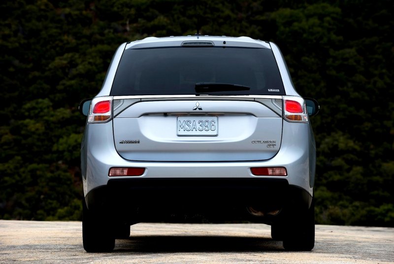 Mitsubishi Outlander 2013 сзади