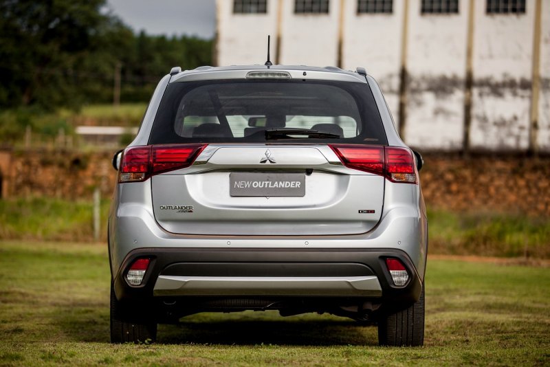 Mitsubishi Outlander 2017 сзади