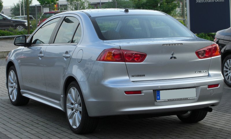 Mitsubishi Lancer сзади