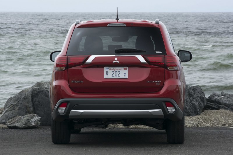 Mitsubishi Outlander 2015 сзади