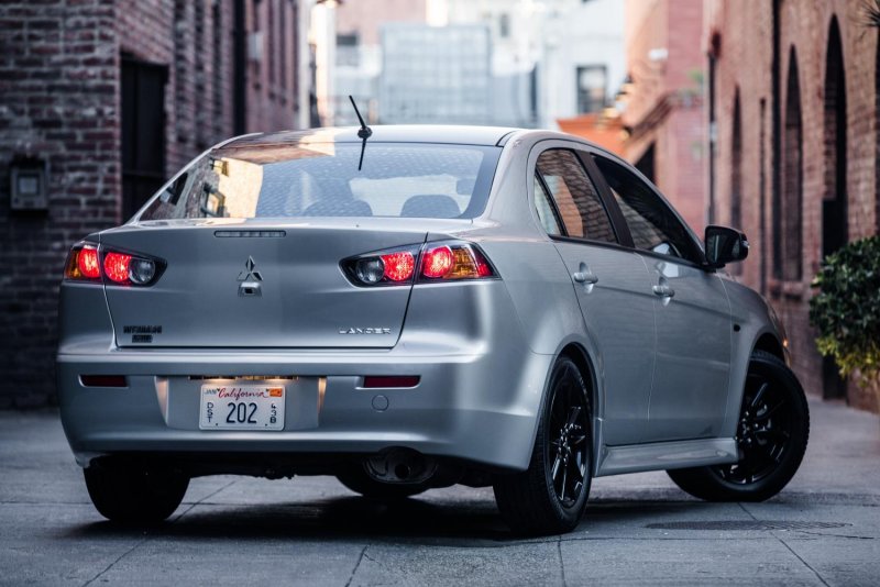 Mitsubishi Lancer 10 сзади