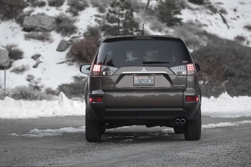 Mitsubishi Outlander 2010 сзади