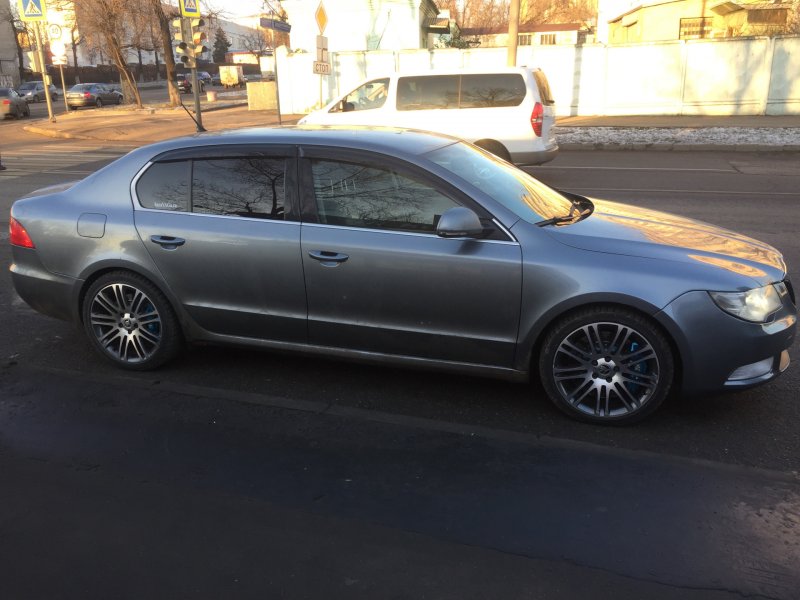 Skoda Superb 2010 stance