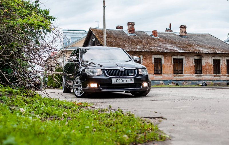 Skoda Superb 2012 stance