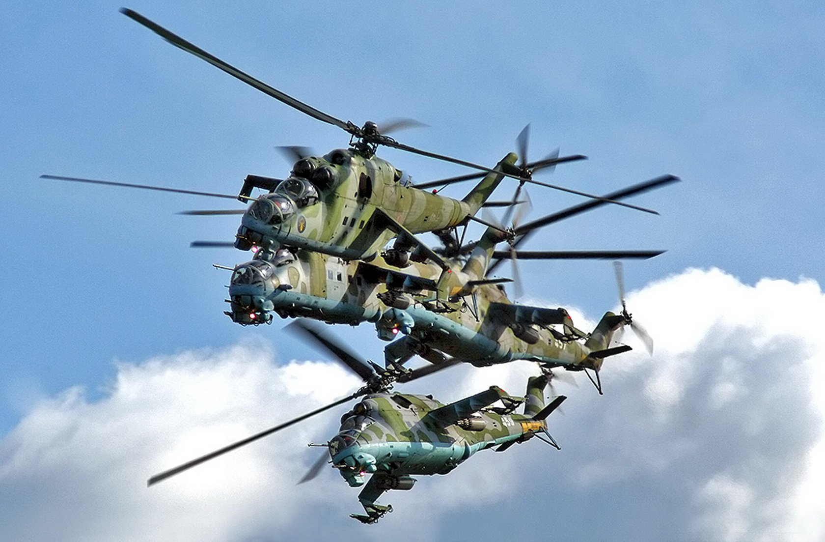 2 ми 24. Ми-24 армейский ударный вертолёт. Вертолет "ми-24а". Ми-24 крокодил. Вертолёт крокодил ми-24 боевой.
