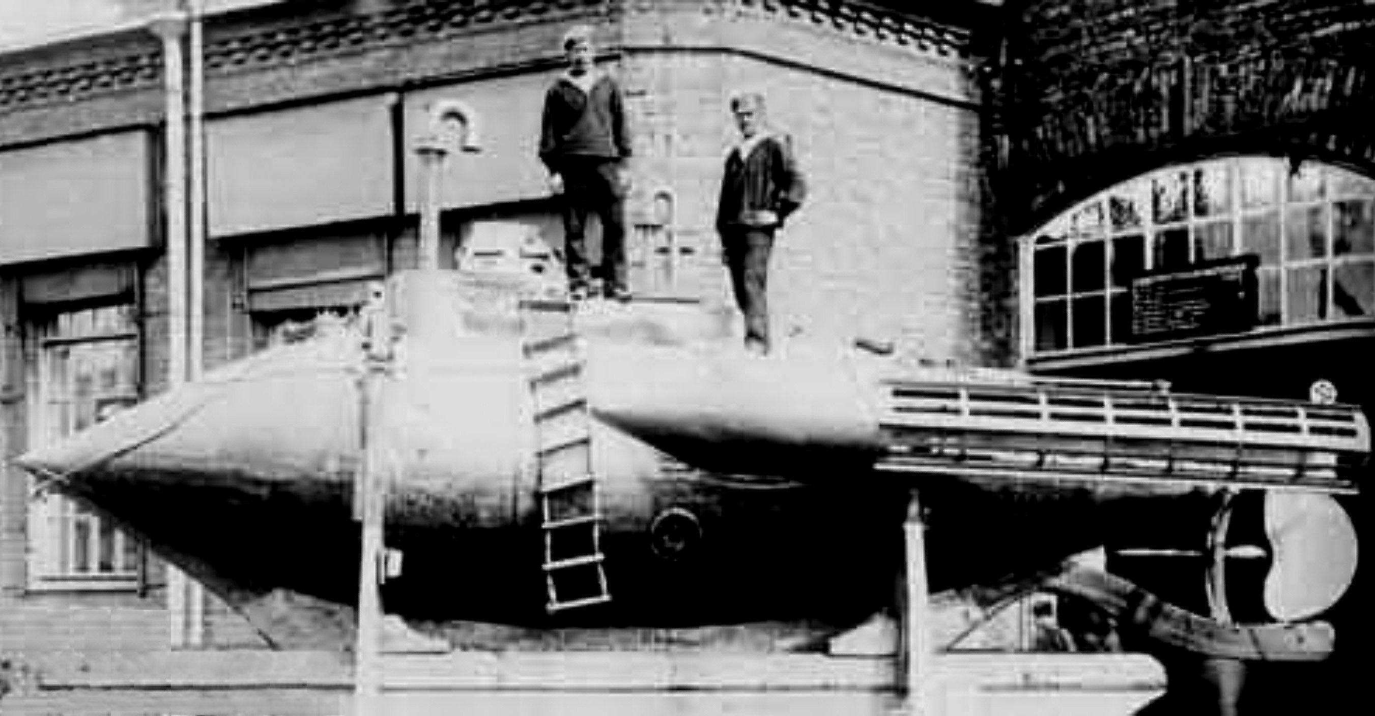Первая лодка в мире. Подводная лодка Джевецкого. Подводная лодка Джевецкого Россия 1881. Подводная лодка Джевецкого в Гатчине.
