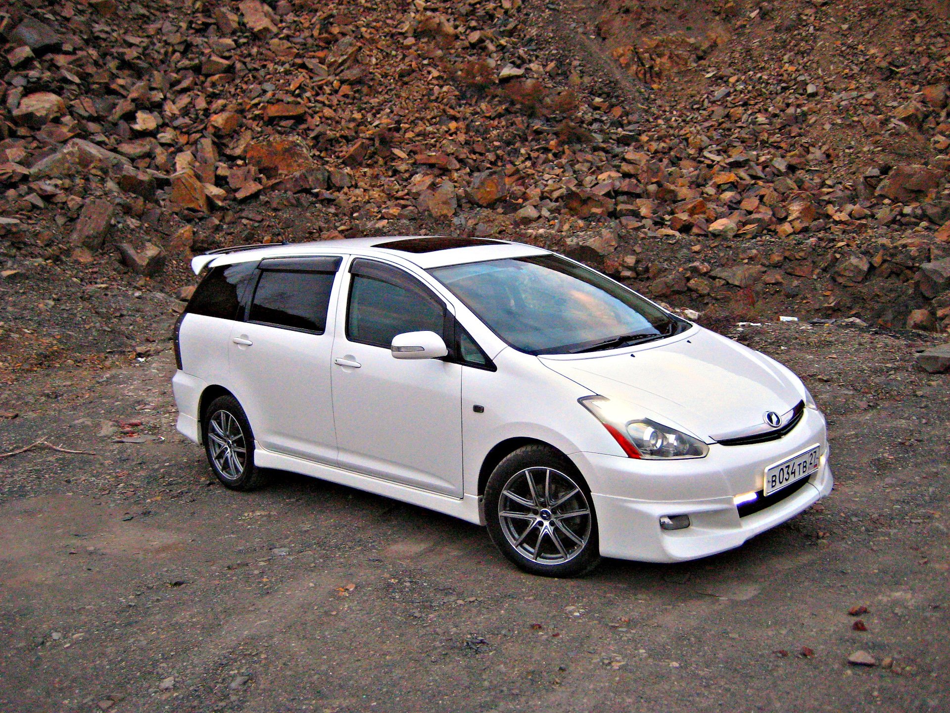 Toyota wish. Тойота Виш 2011 спорт. Белый Toyota Wish. Белый Toyota Wish Тойота Виш.