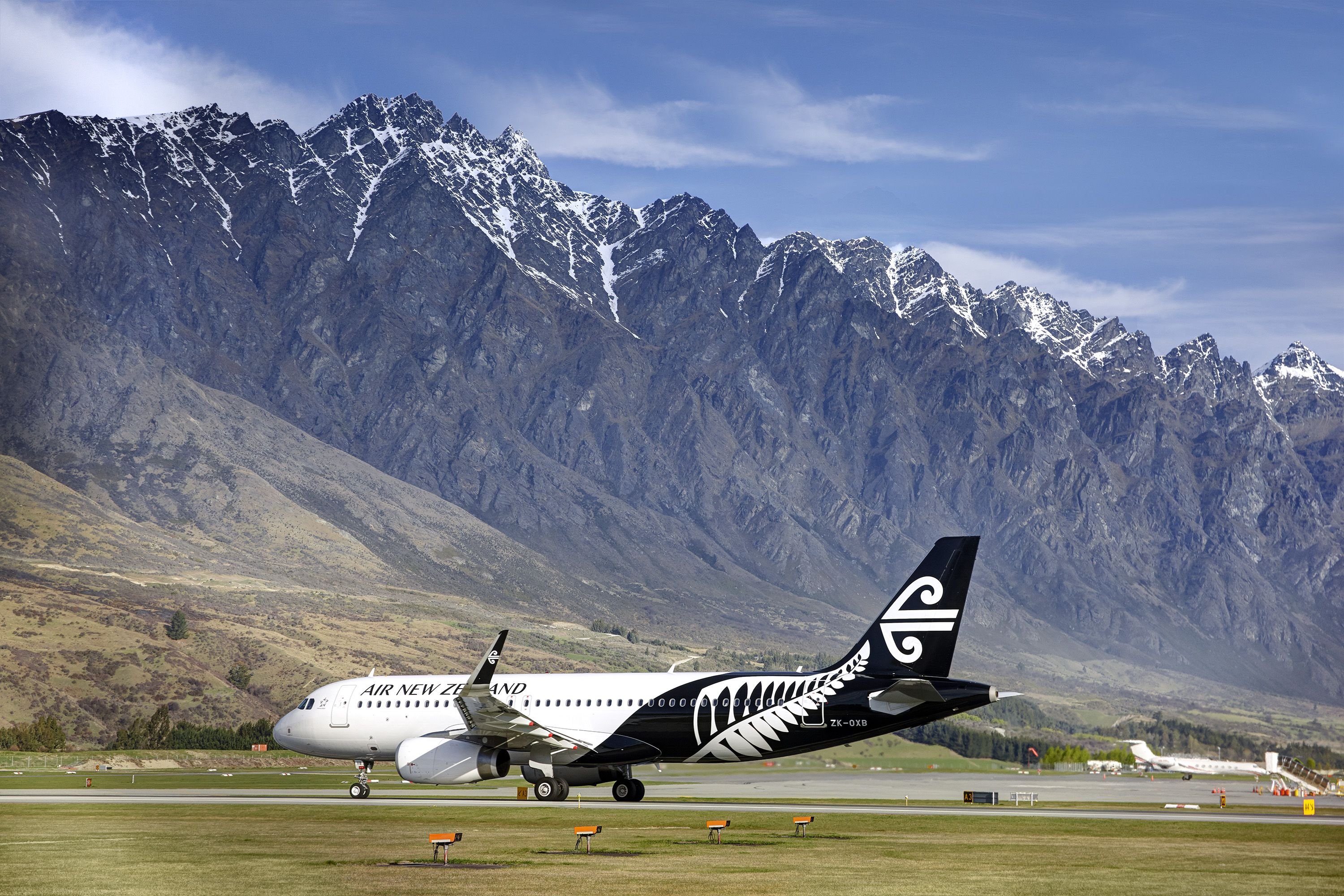 Air new zealand. Air New Zealand самолеты. Аэропорт Квинстаун новая Зеландия. Airbus a320 Air New Zealand. Самолет черный Air New Zealand.