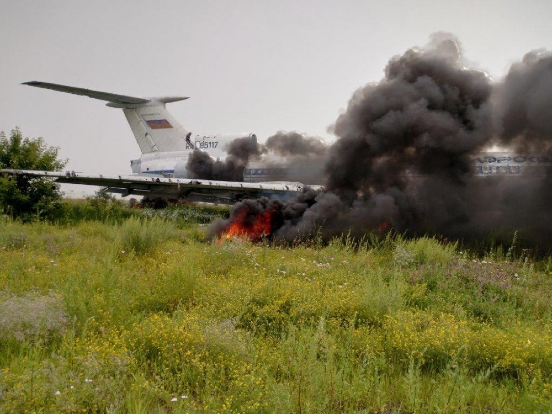 Самолет тушит пожар. Противопожарный самолет. Пожарный самолет. Старый аэродром Барнаул. Аэропорт Барнаул ту 154.