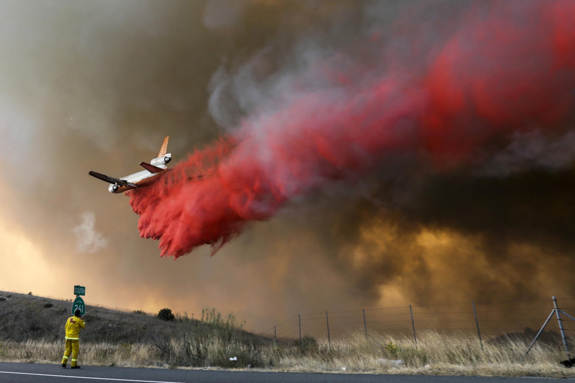Расширенные пожары. Пожарный самолет. Тушение пожара. Самолёт для тушения лесных пожаров. Пожарные тушат самолет.