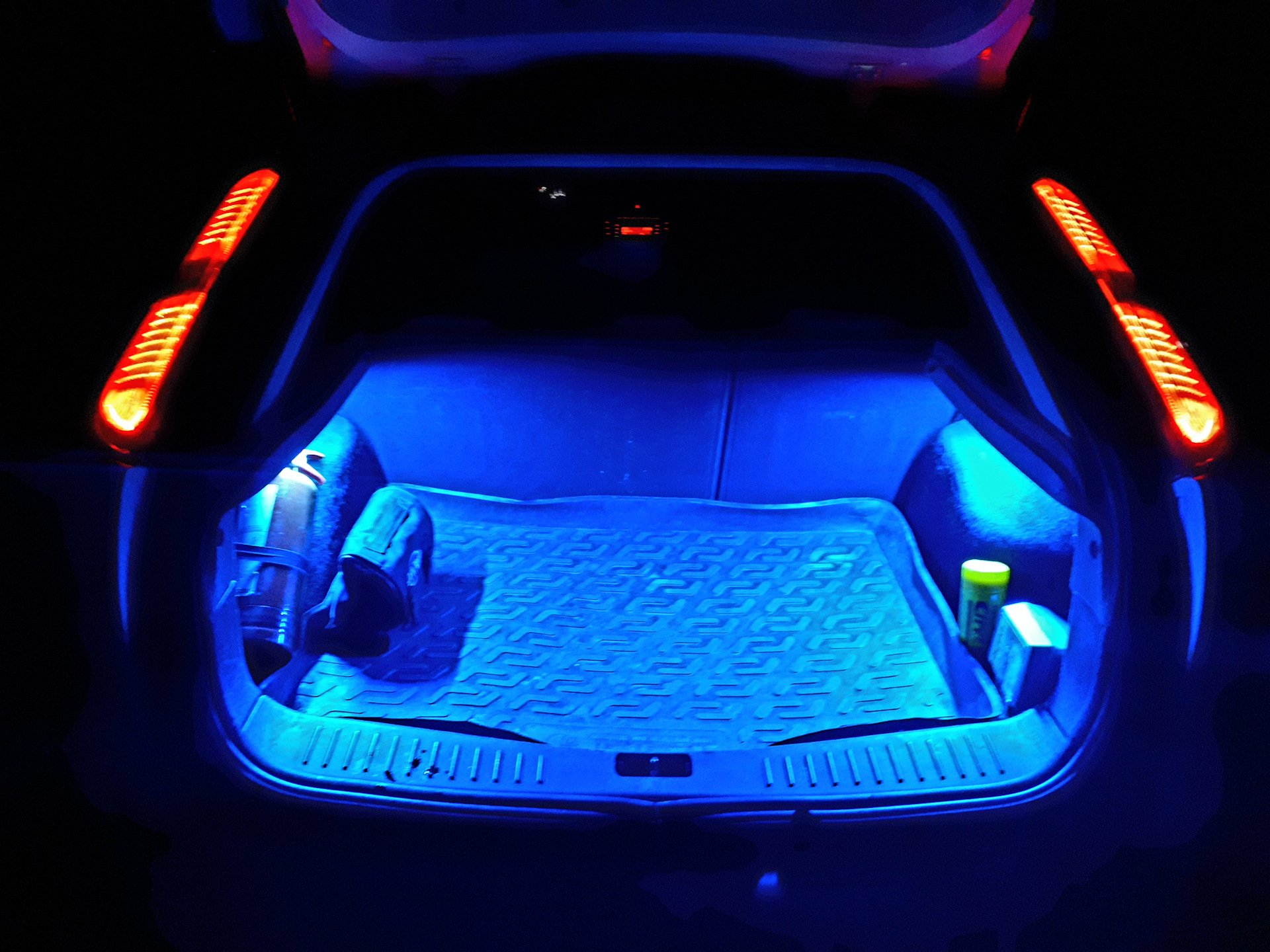 Подсветка багажника форд. Свет в багажнике Форд фокус 2. Подсветка багажника Форд фокус 3 хэтчбек. Подсветка в багажнике Форд фокус 2 Рестайлинг. Освещение багажника Ford Focus 2 хэтчбек.