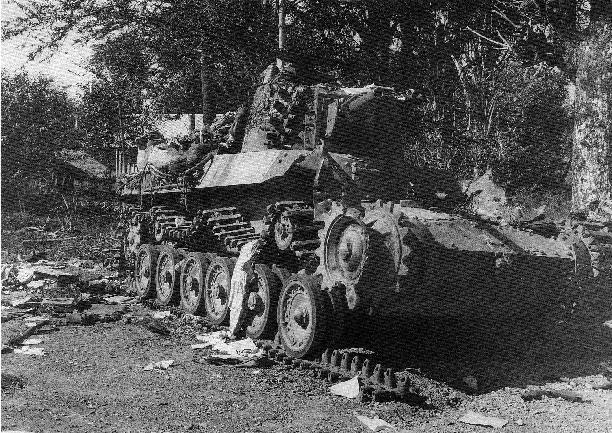 Подбитый японский танк 1945