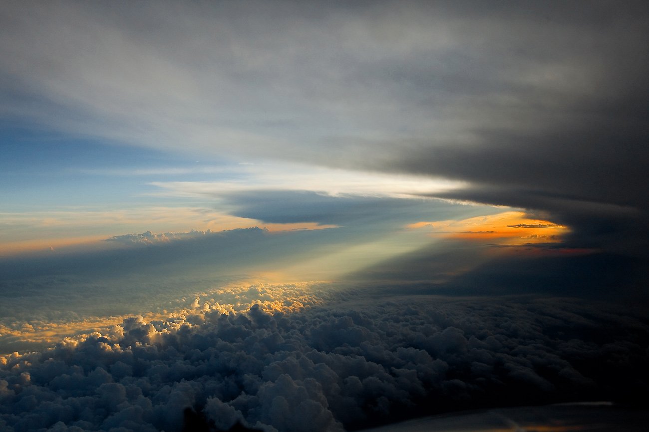 Небес разгадан. Облака. Небо вид с самолета. Красивые облака. Самолет в небе.