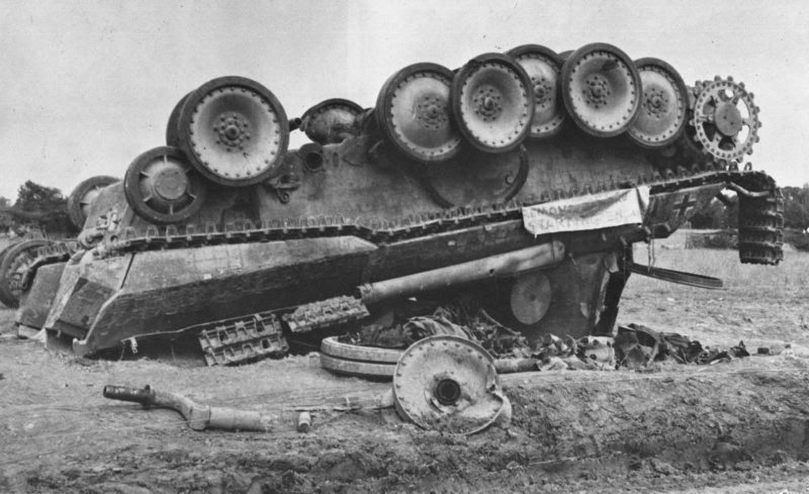 Немецкие танки после. Подбитый танк пантера. Подбитый немецкий танк пантера. Разбитый танк пантера. Немецкий танк пантера 2 мировой войны.
