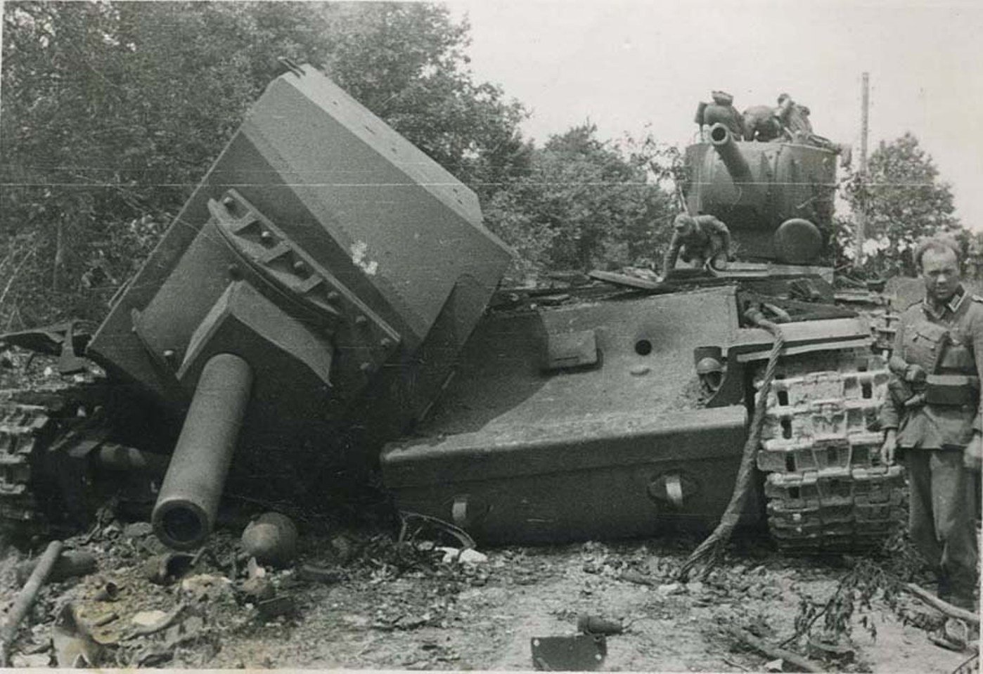 Подбитые советские танки. Подбитый танк кв-2. Танк второй мировой войны кв2. Экипаж танка кв 2. Снаряд 152 мм от кв-2.