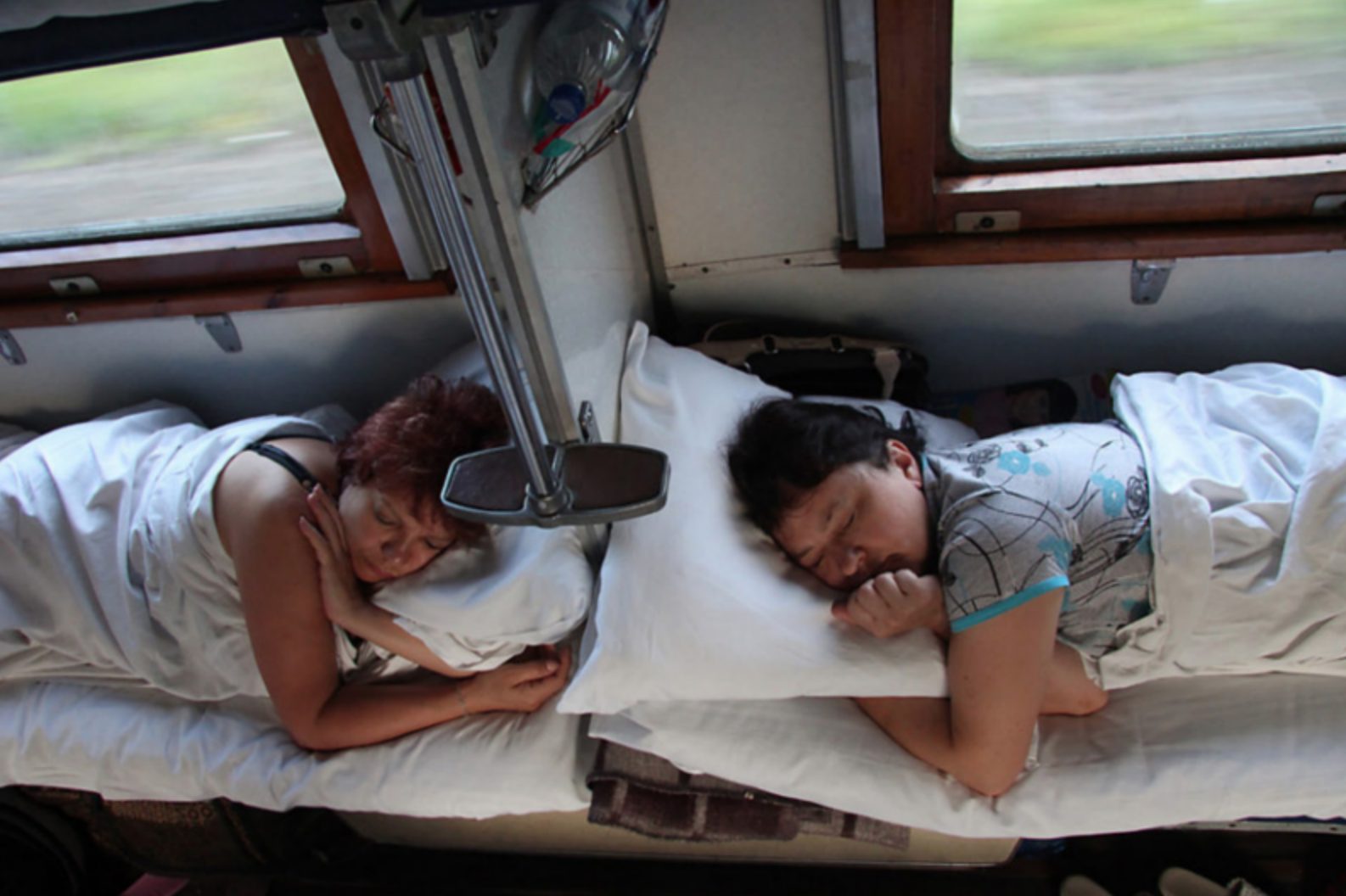 Сон ехать на поезде к чему снится. Спящий человек в поезде. Пассажиры спят в поезде. Спящих пассажиров поезда.