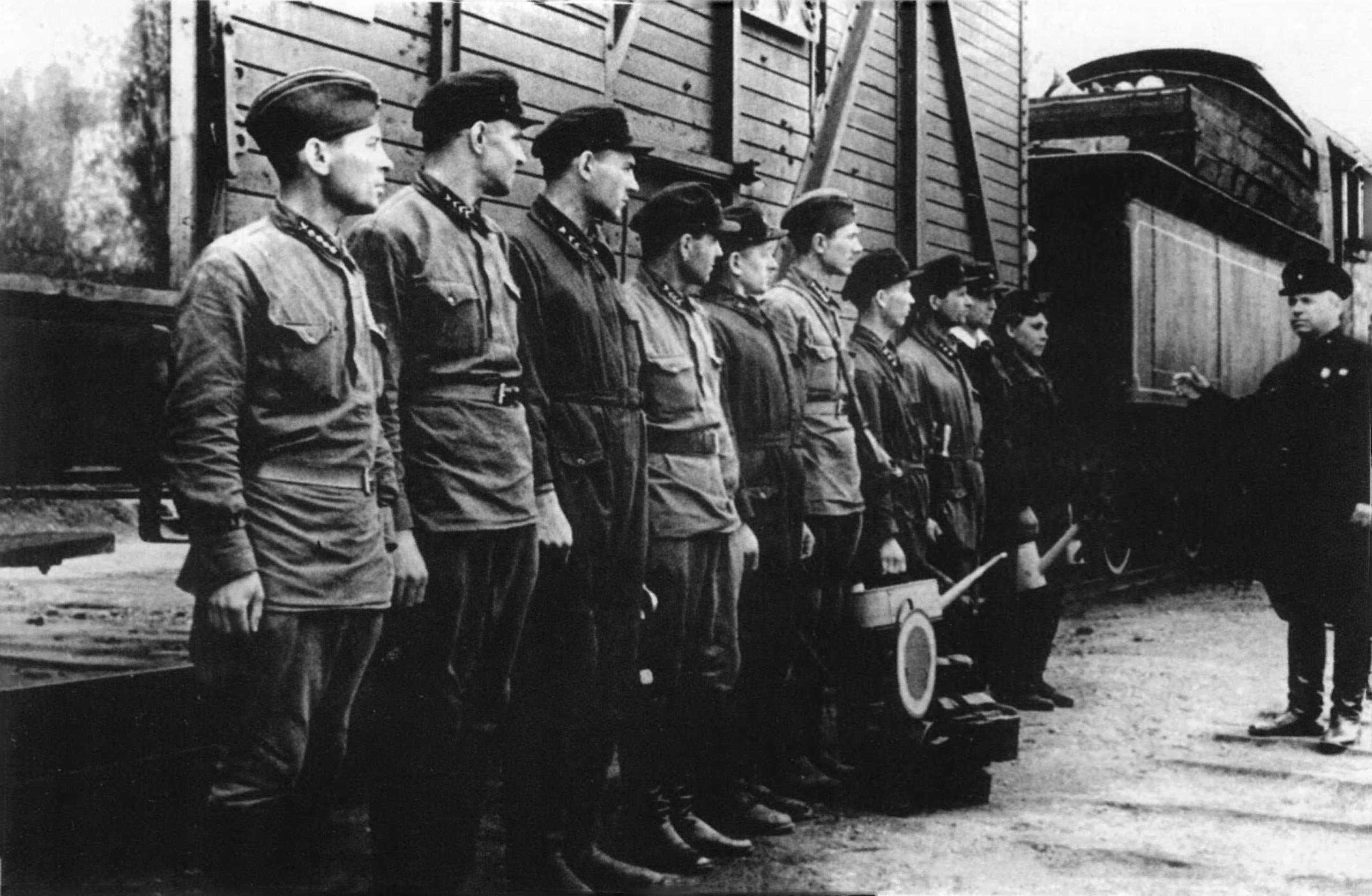 14 октября 1941 года. Белорусский вокзал в годы войны 1941. Эшелон на Дальний Восток 1945. Мурманская железная дорога в годы войны 1941-1945. Паровозные колонны особого резерва НКПС.