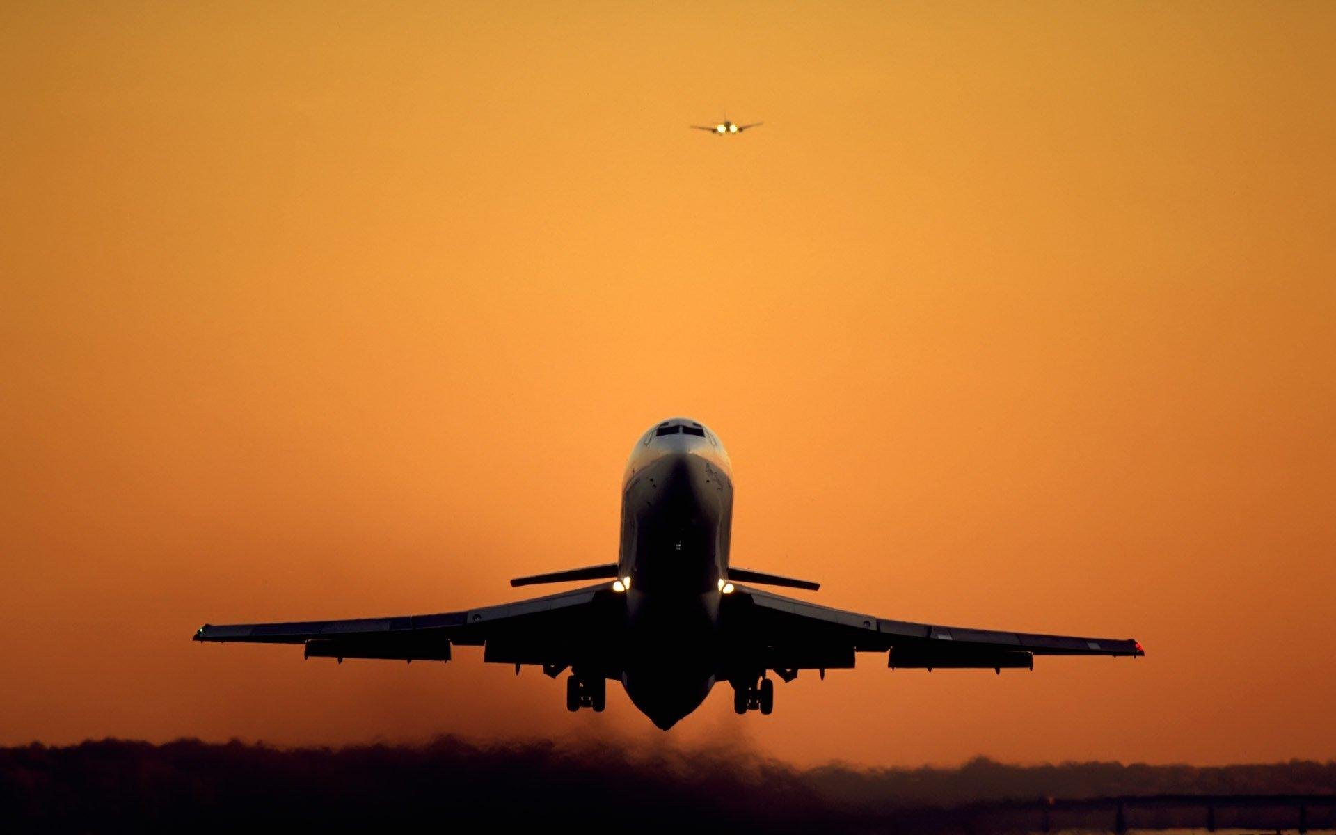 На фоне взлетающего самолета (48 фото) - красивые картинки и HD фото