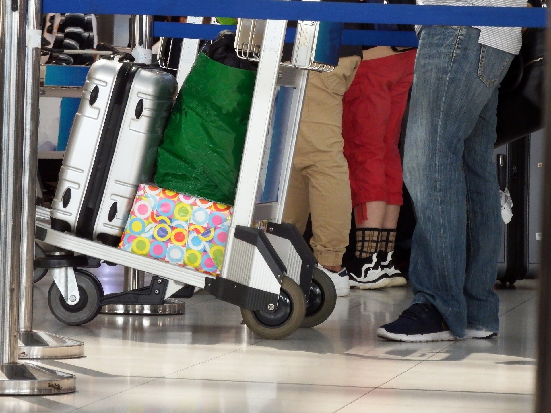 Можно сдать коляску. Тележка для багажа в аэропорту. Багажная тележка для аэропорта. Тележка для чемоданов в аэропорту. Тележка для перевоза багажа.