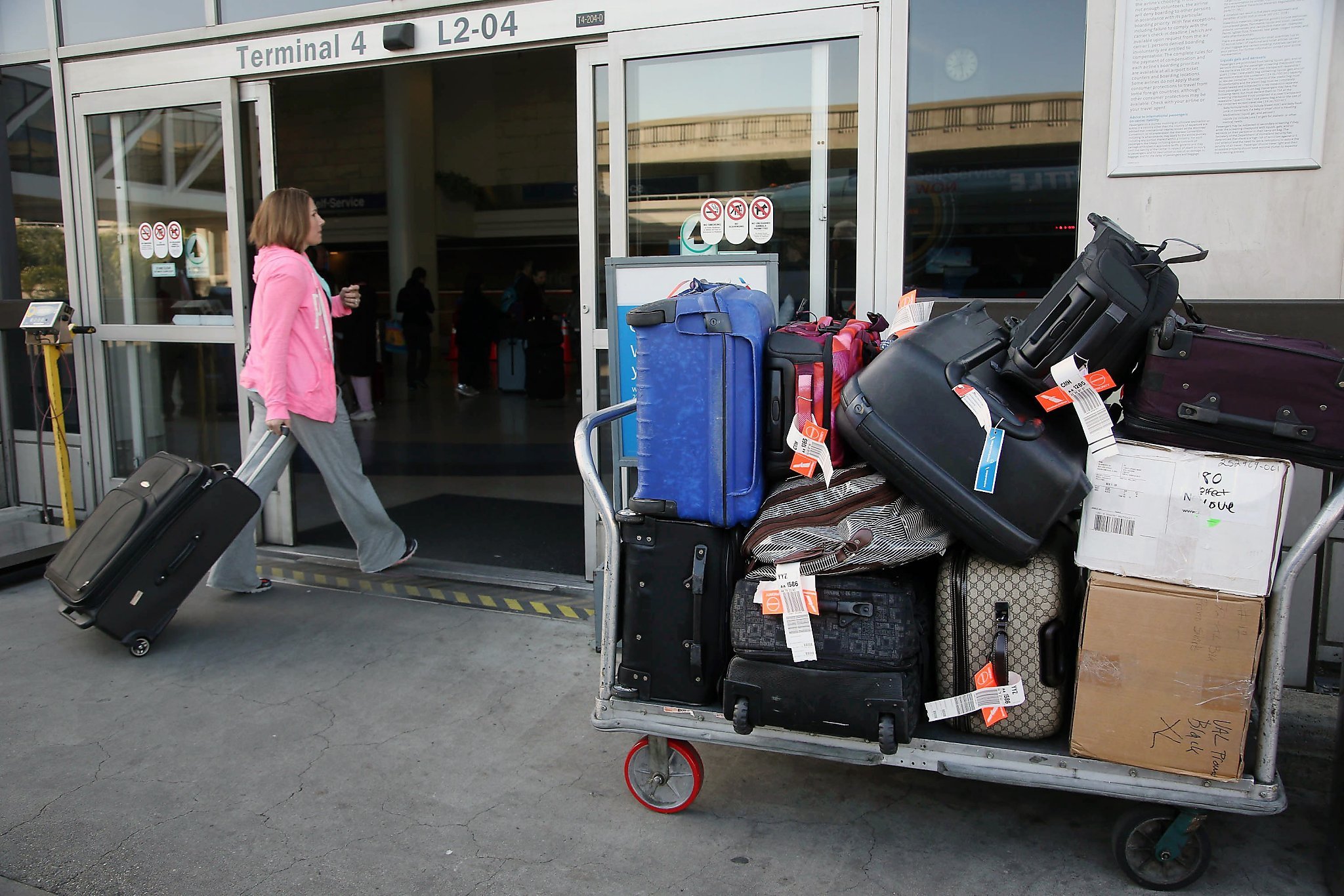 За сколько до вылета можно сдать багаж. Вещи пассажира. Утерянный багаж. Вещи из потерянного багажа. Вещи пассажиров хранения транспортных организаций.
