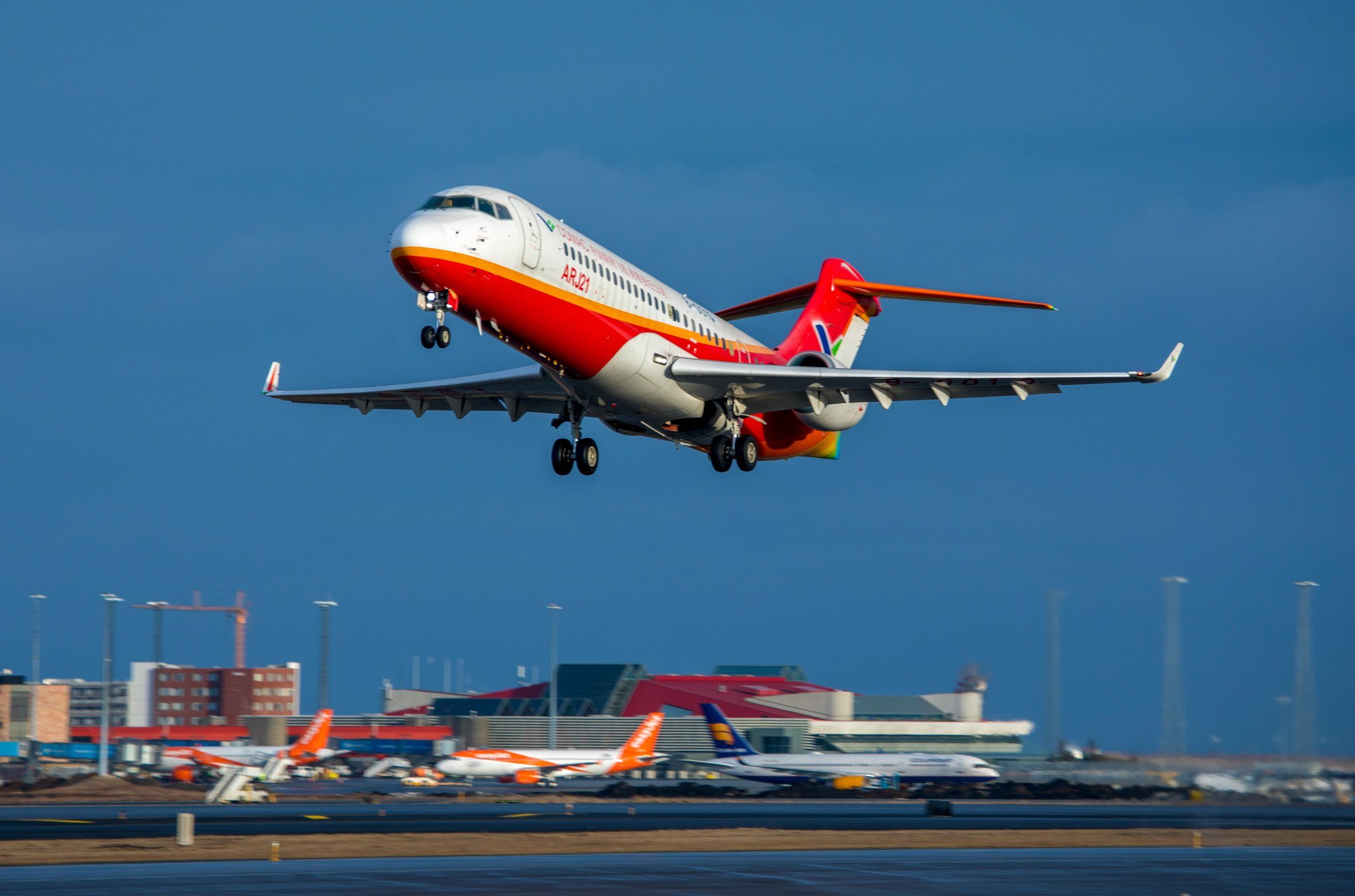 В какие города китая летают самолеты. Comac arj21-700 самолет. Arj21 самолет КНР. Arj21-700. Пассажирский самолет с919.