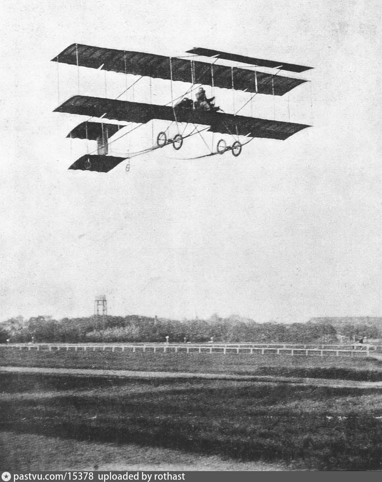 Полеты 1 мая. Аэроплан Фарман 1910 года. Авиатор Уточкин первый полет. Полет Уточкина в 1910.