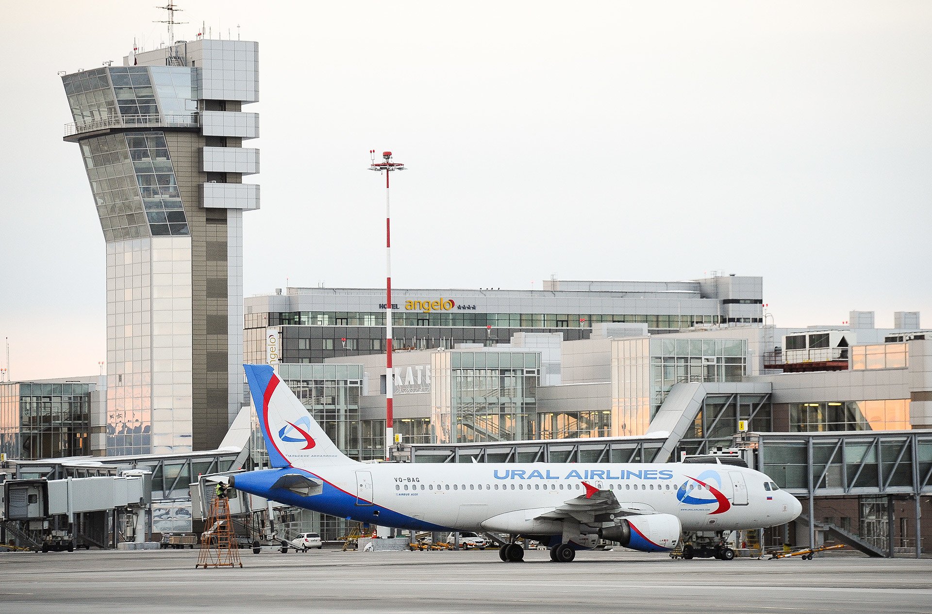 Самолет екб. Самолёт Уральские авиалинии Екатеринбург. Аэропорт Кольцово Уральские авиалинии. Уральские авиалинии в Шереметьево. Аэропорт Тбилиси Уральские авиалинии.