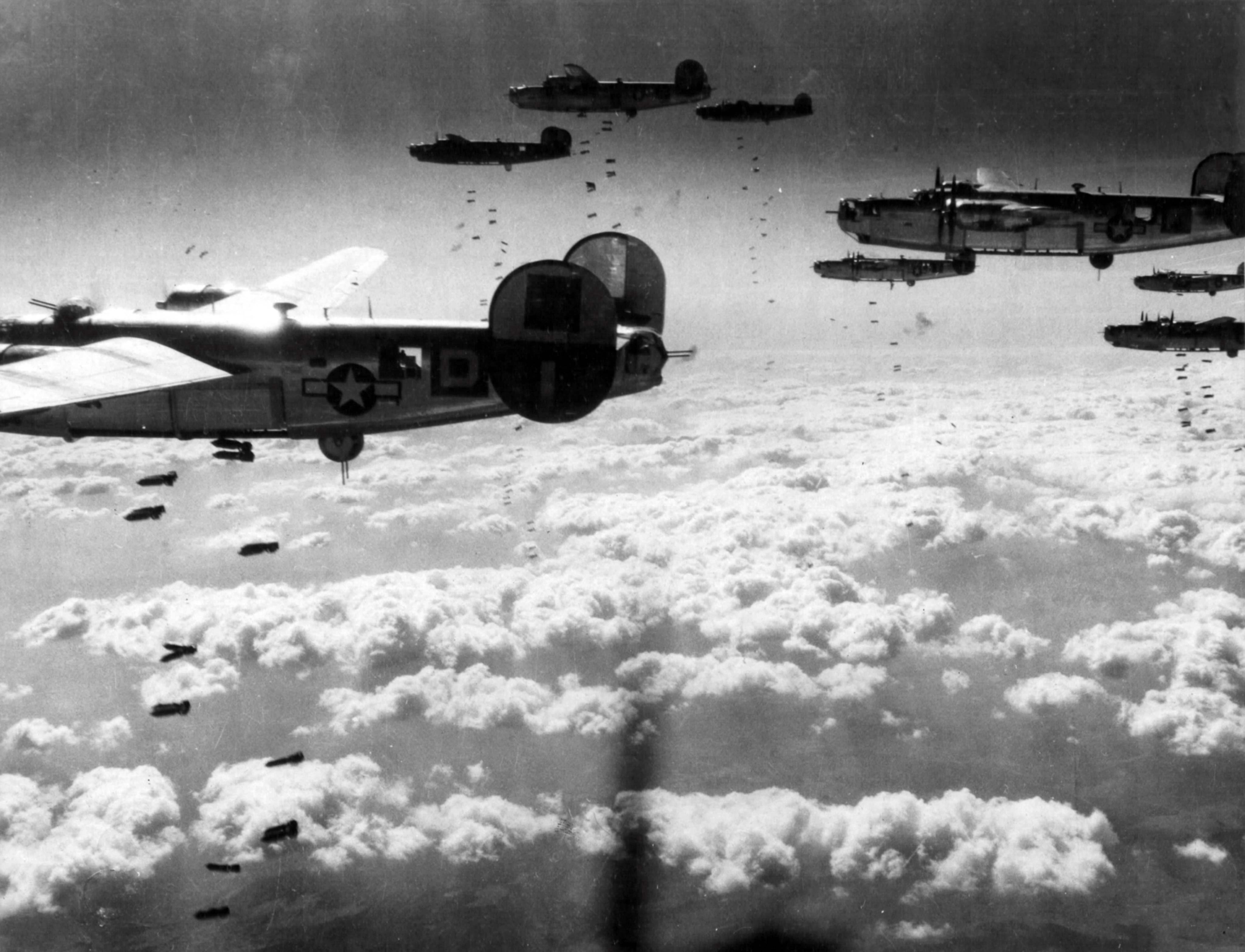 Бомбардировки второй мировой войны. Войны 1941-1945 самолеты бомбят. Самолет бомбардировщик второй мировой.
