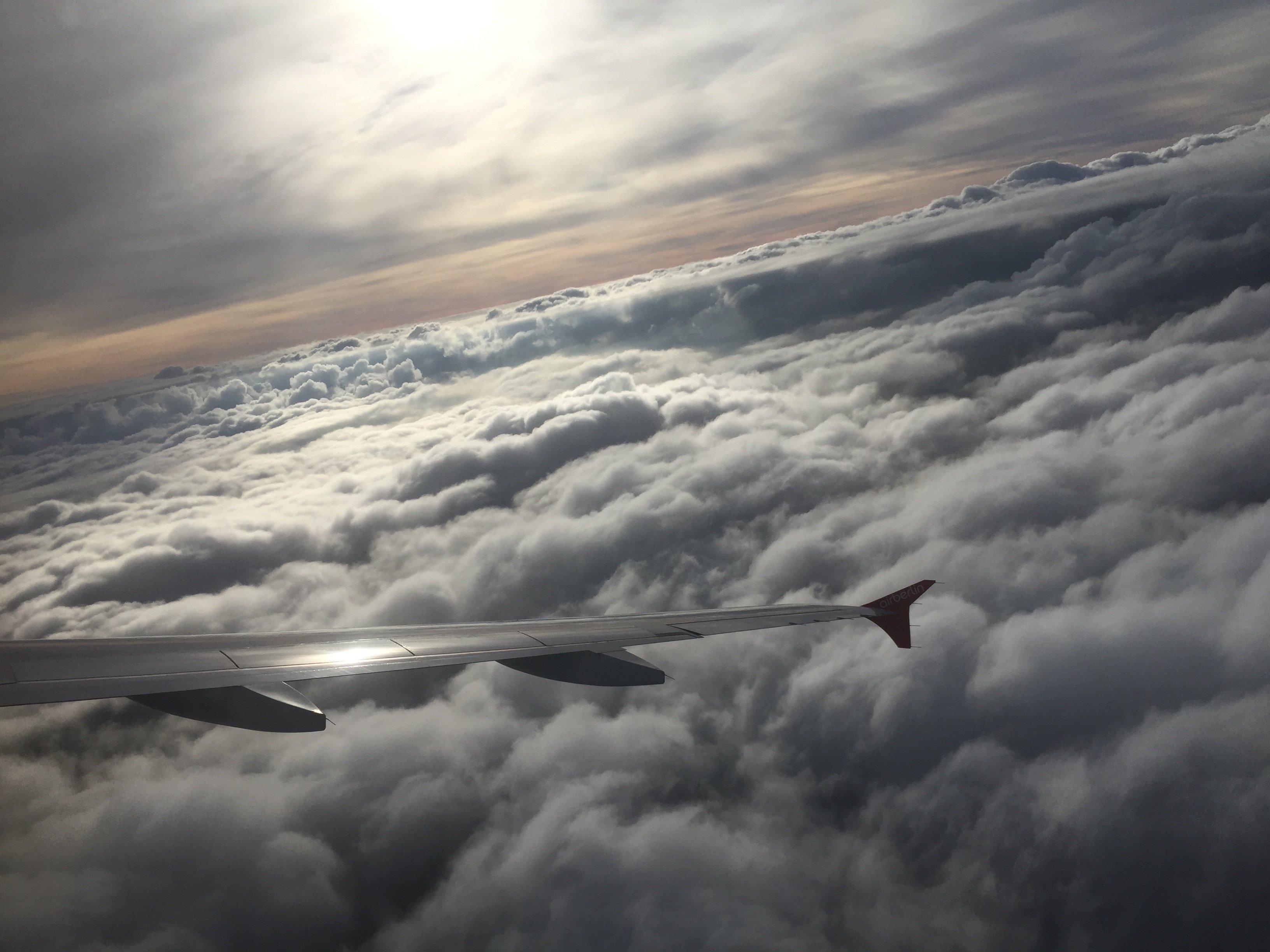 Самолеты над небом. Самолет в облаках. Самолет в небе. Самолет над облаками. Небо облака самолет.