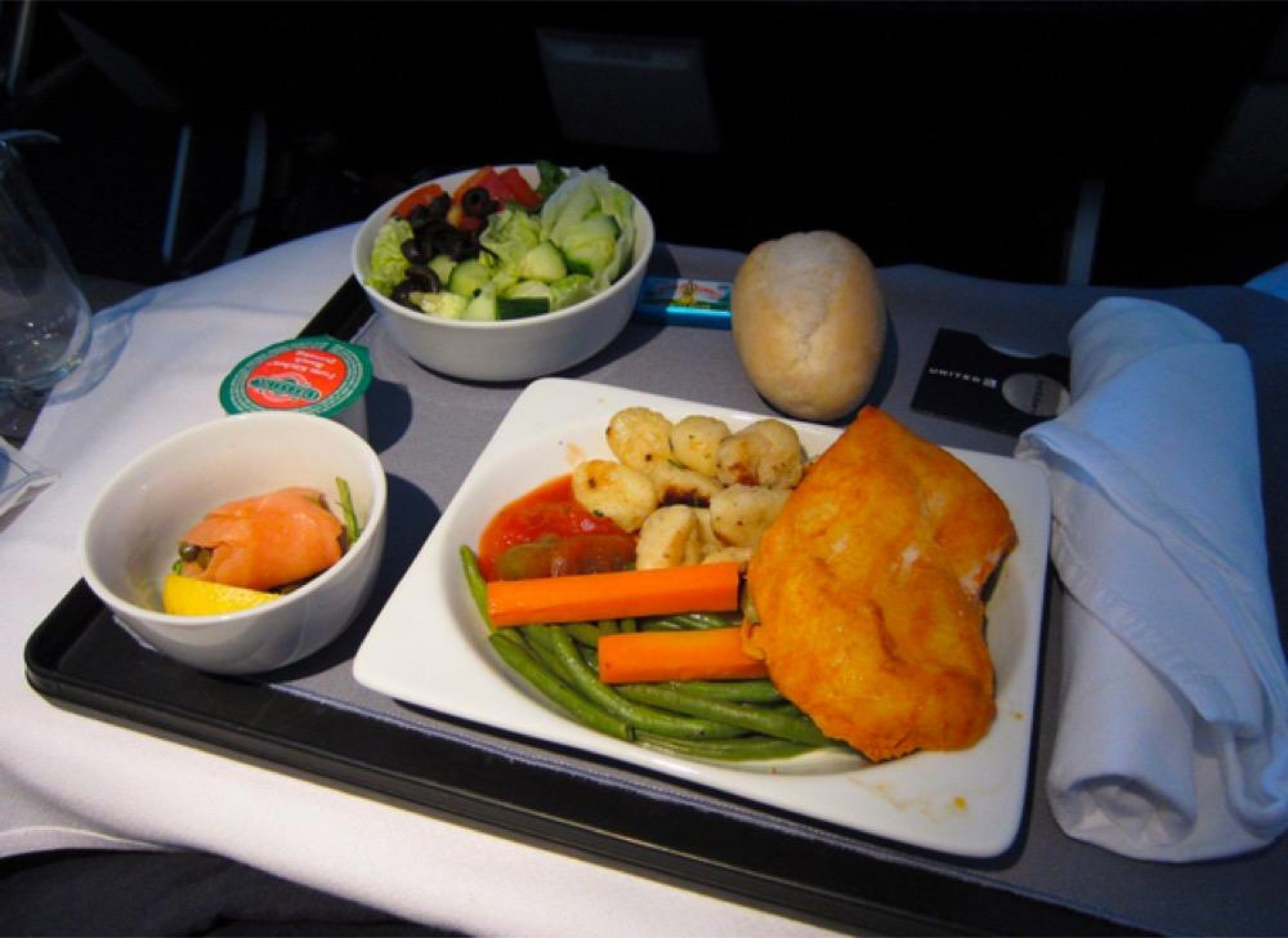 Обед в самолете. Еда в бизнес классе. Бизнес класс питание. Бизнес-класс бортовое питание. Ужин в самолете.