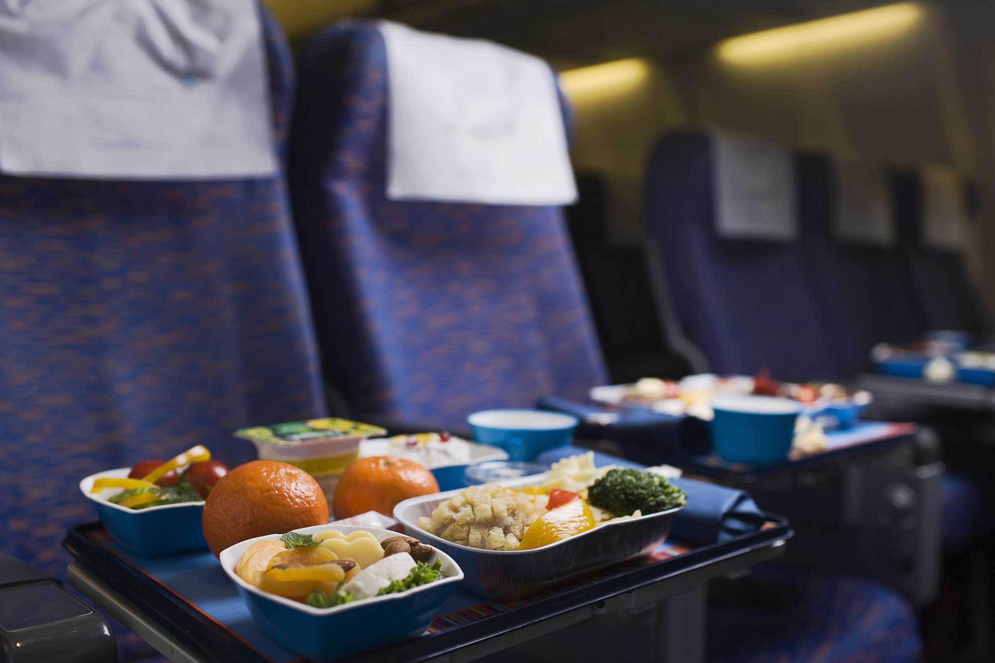 Обед в самолете. Еда в самолете. Еда на борту самолета. Питание на борту воздушного судна.