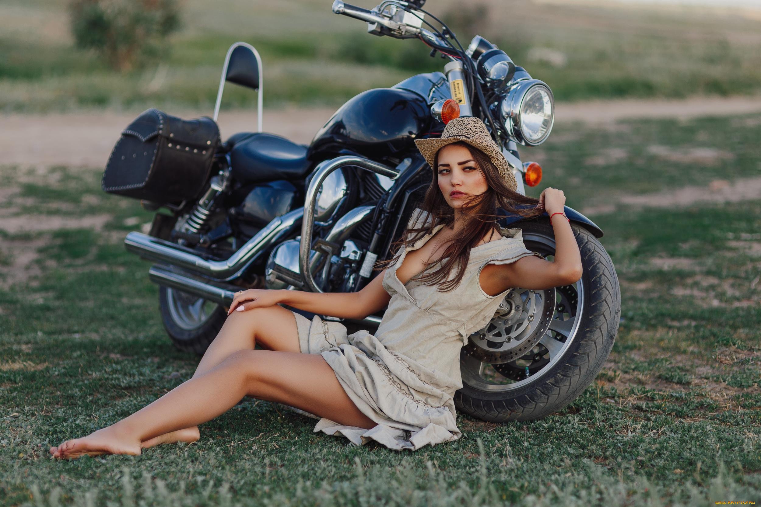 Bike model. Девушка на мотоцикле. Красивые девушки на мотоциклах. Фотосессия на мотоцикле. Фотосессия на мотоцикле в платье.