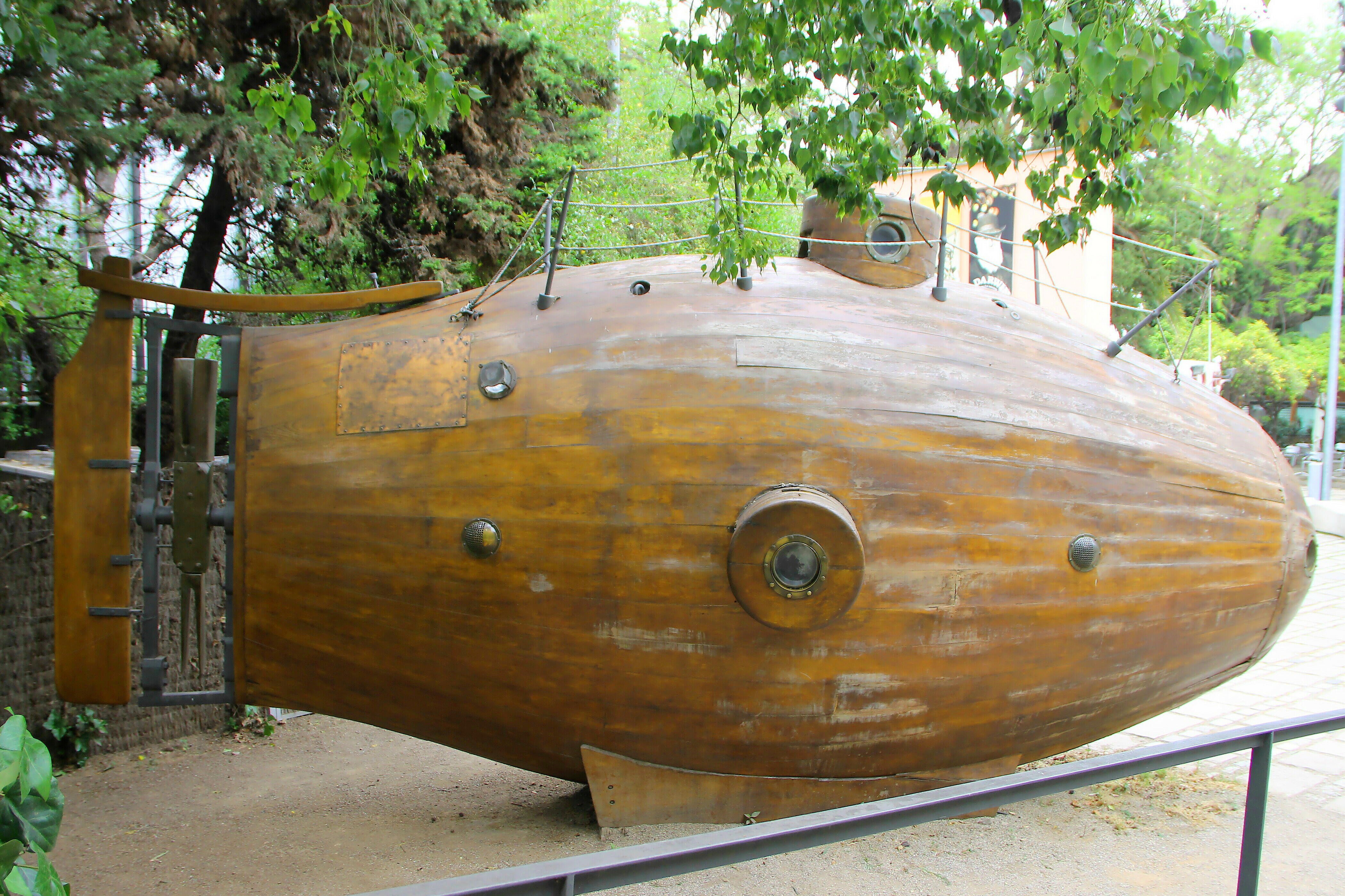 Первая лодка в мире. Подводная лодка Ictineo II. Первая подводная лодка в мире. Первая субмарина в мире. Деревянная подводная лодка.