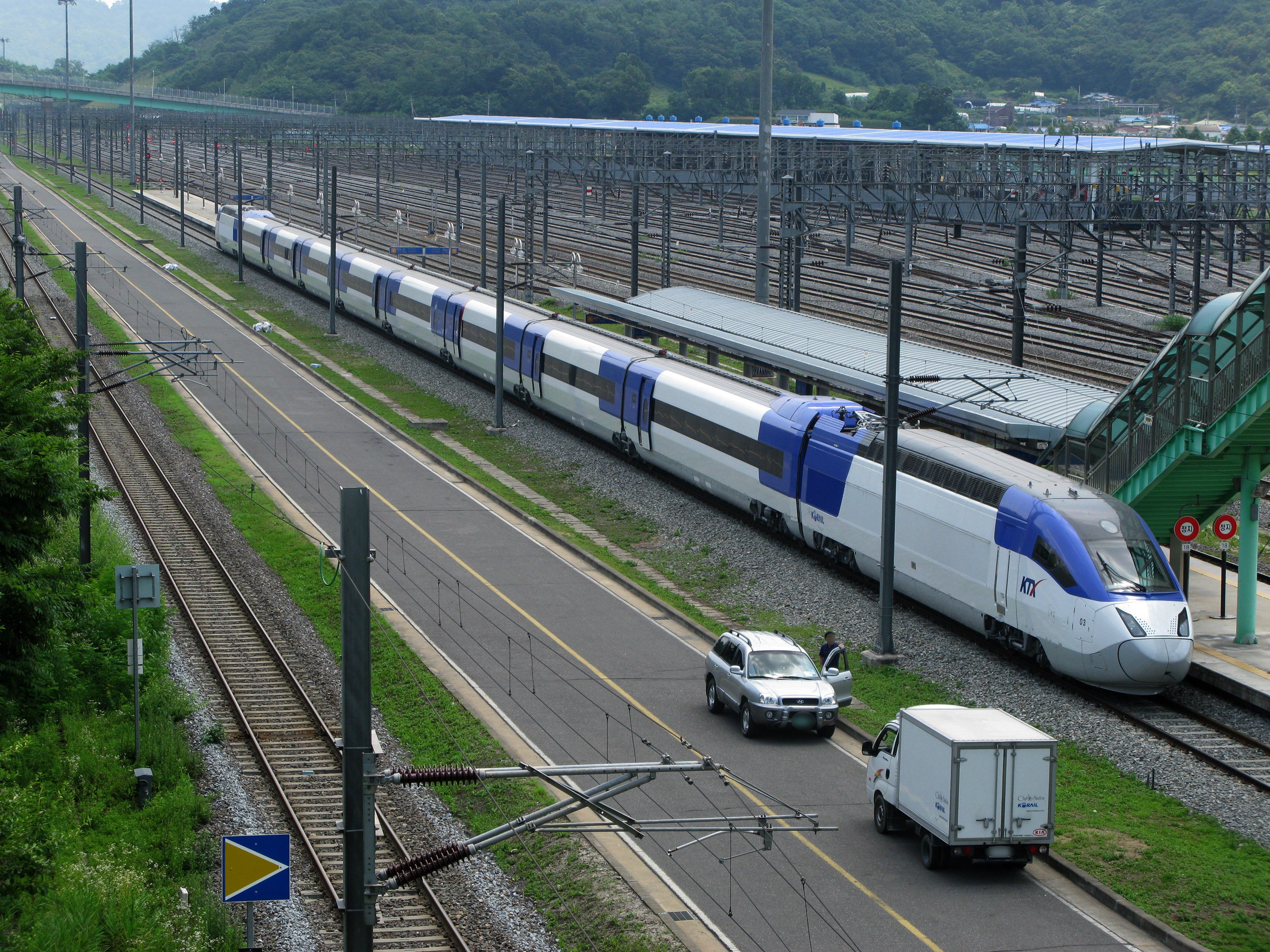 Поезд в корею. KTX Южная Корея. Корейский поезд KTX. KTX Sancheon поезд. Поезда Южной Кореи KORAIL.